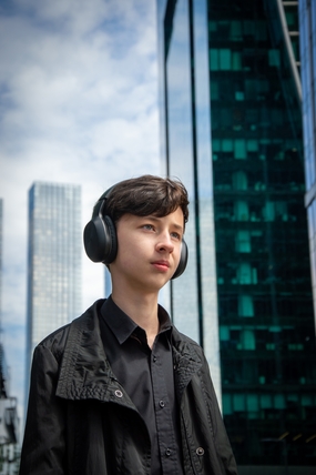 站在楼宇间听音乐的少年图片